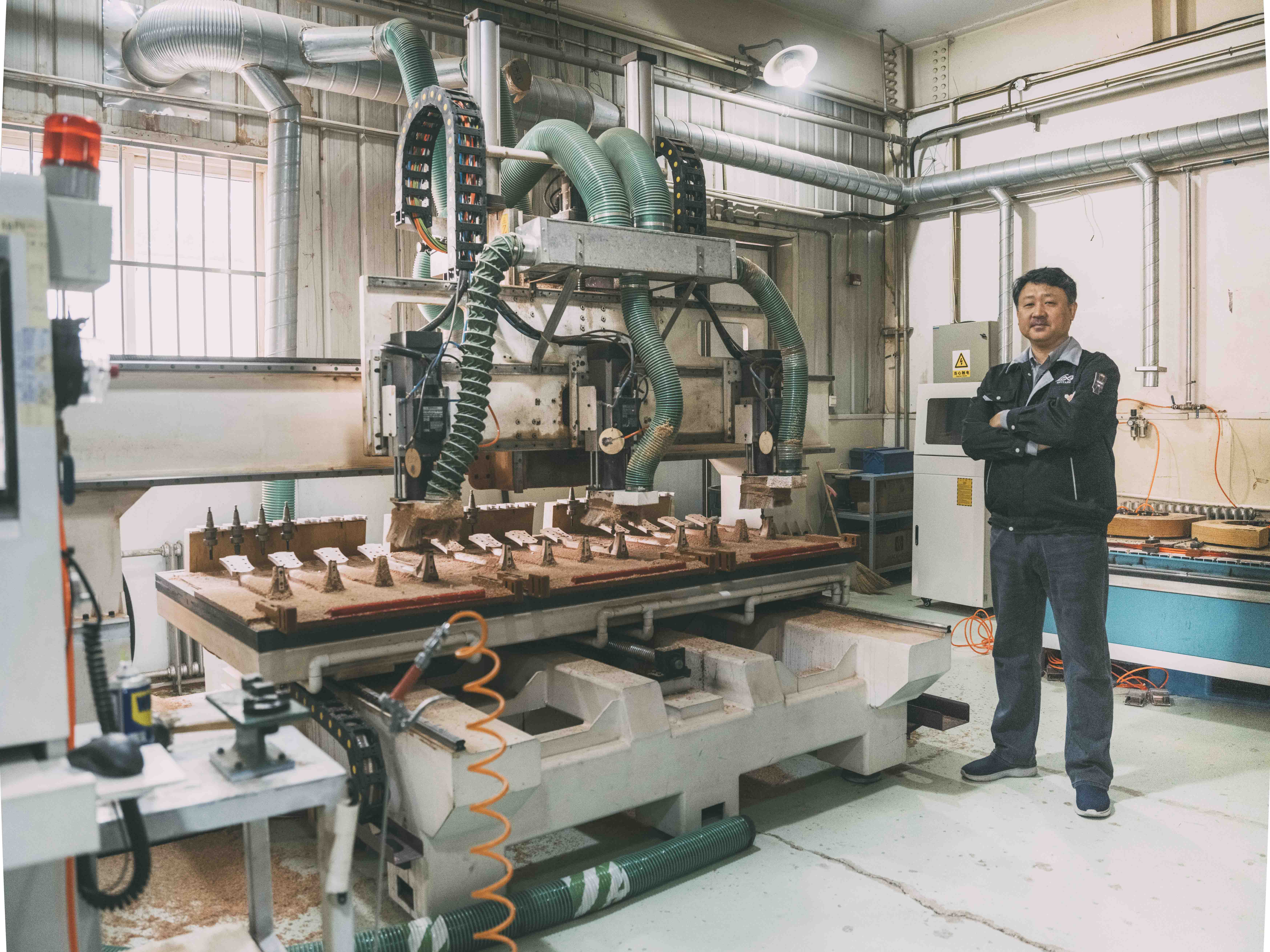 Steve Kim, directeur de l'usine Lâg, se tient devant une machine de fabrication des têtes de guitare Lâg
